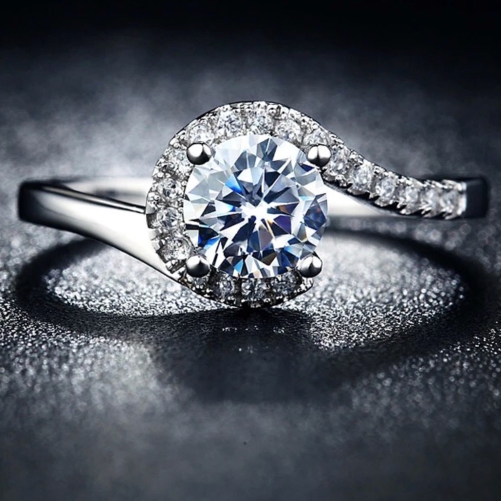 925 Sterling Silver Swirl Ring With Round Solitaire